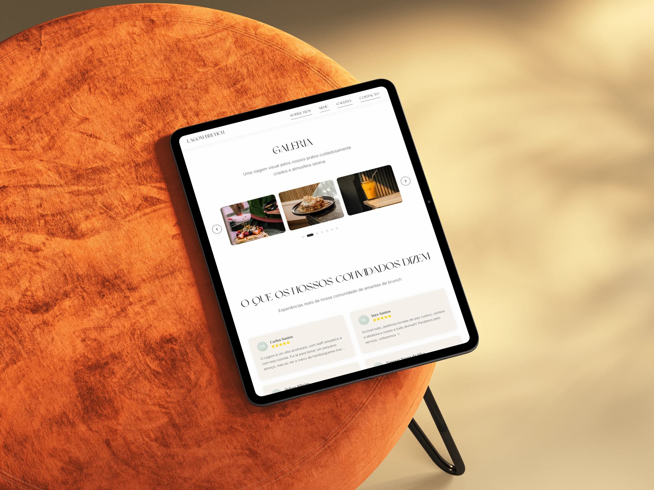 A página da galeria em tablet, com fotografia dos pratos e testemunhos de clientes.