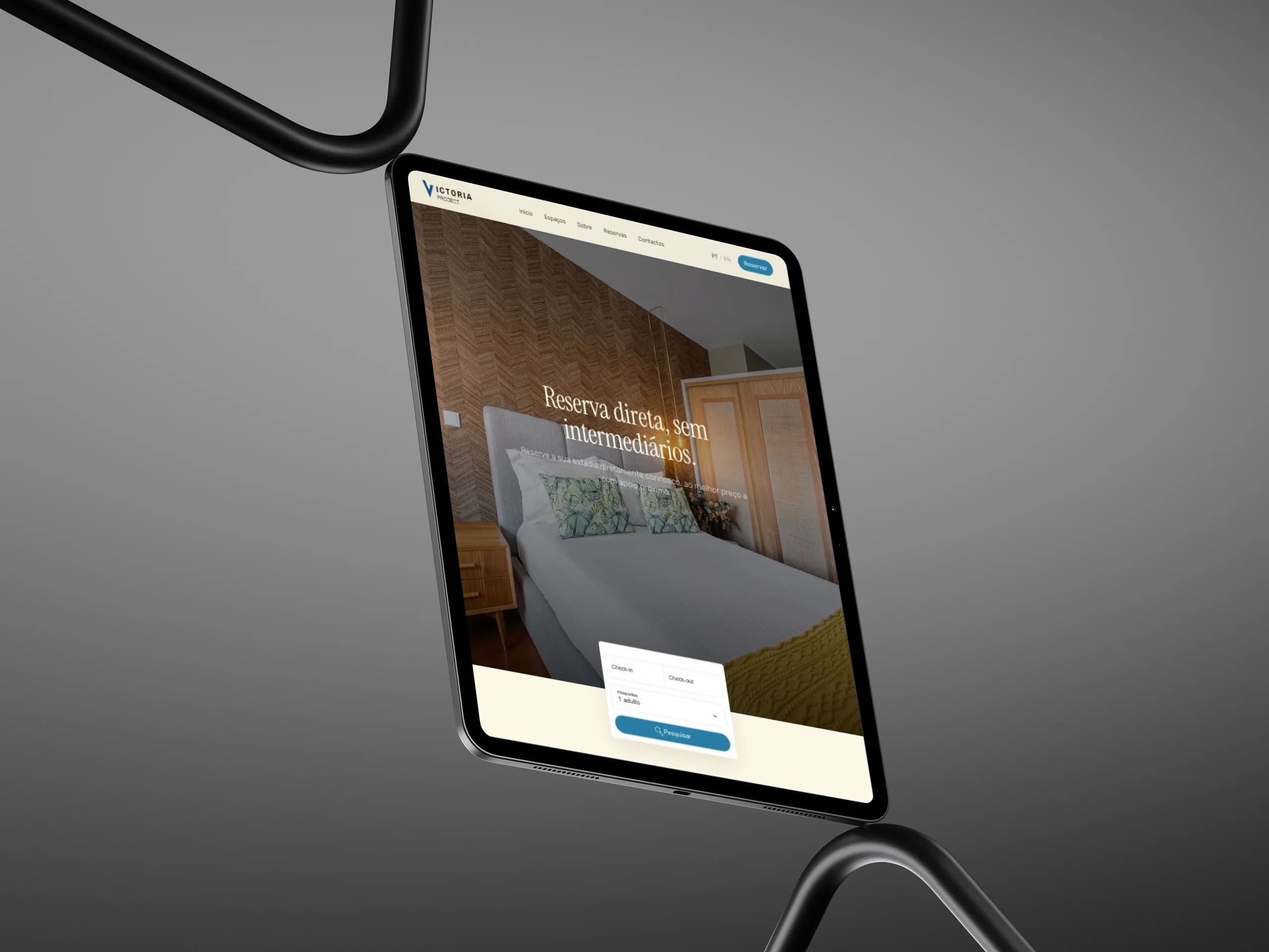 A secção "Reserva direta, sem intermediários" em tablet, com o motor de disponibilidade sobre a foto de um quarto.