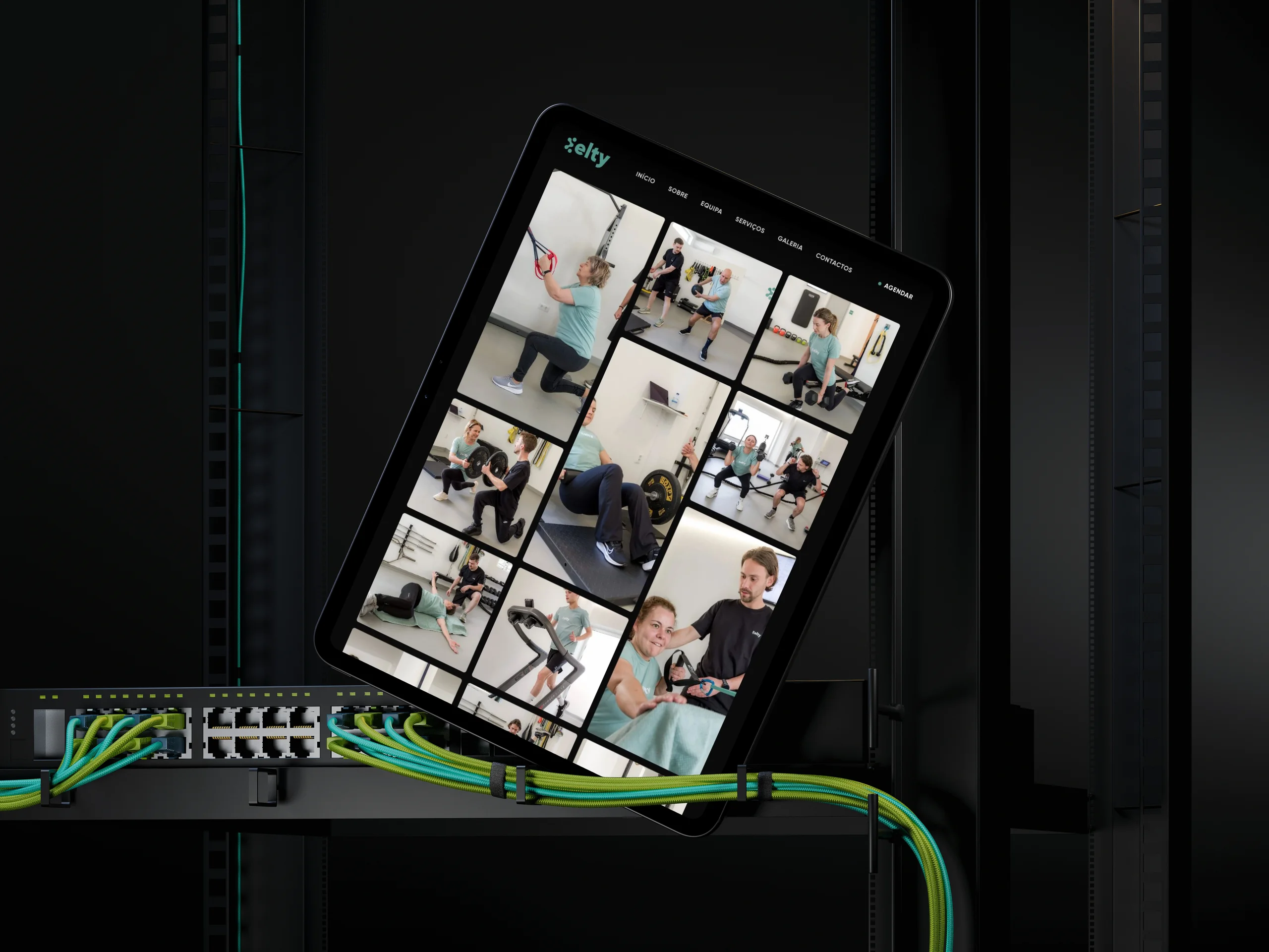 A página "Galeria" em tablet, com uma grelha de fotografias de sessões de treino e o botão "Agendar".