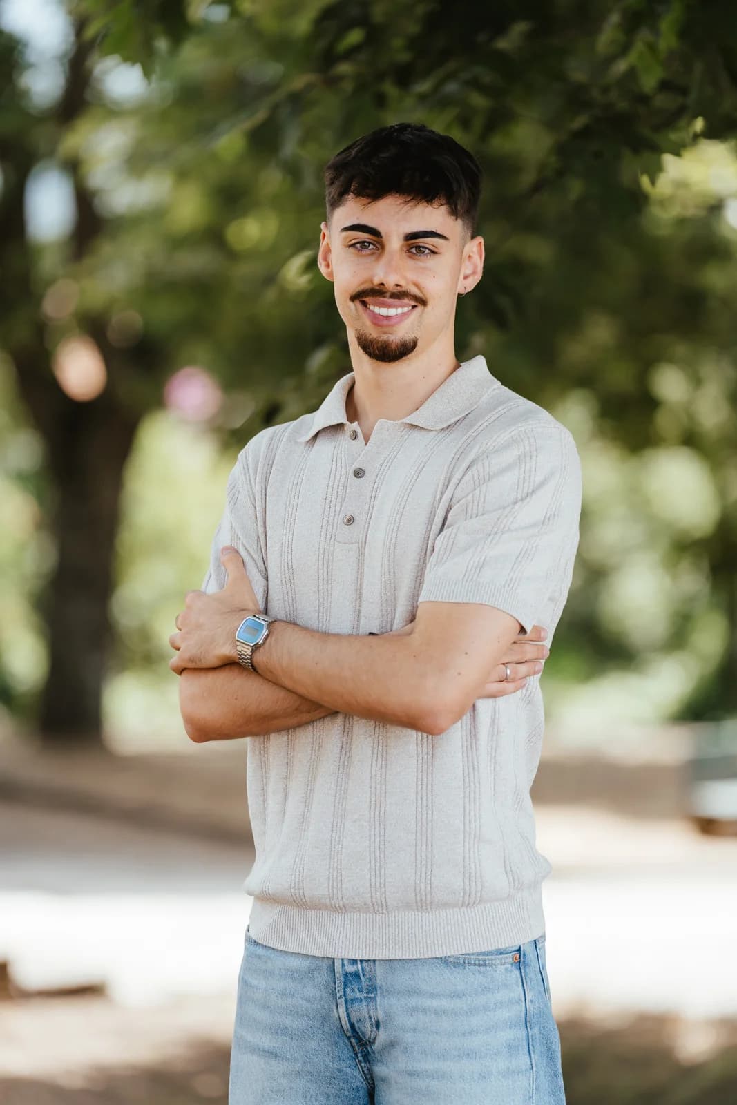 Retrato de Rafael Santos, fundador e CEO da MIRAE Studio, ao ar livre.