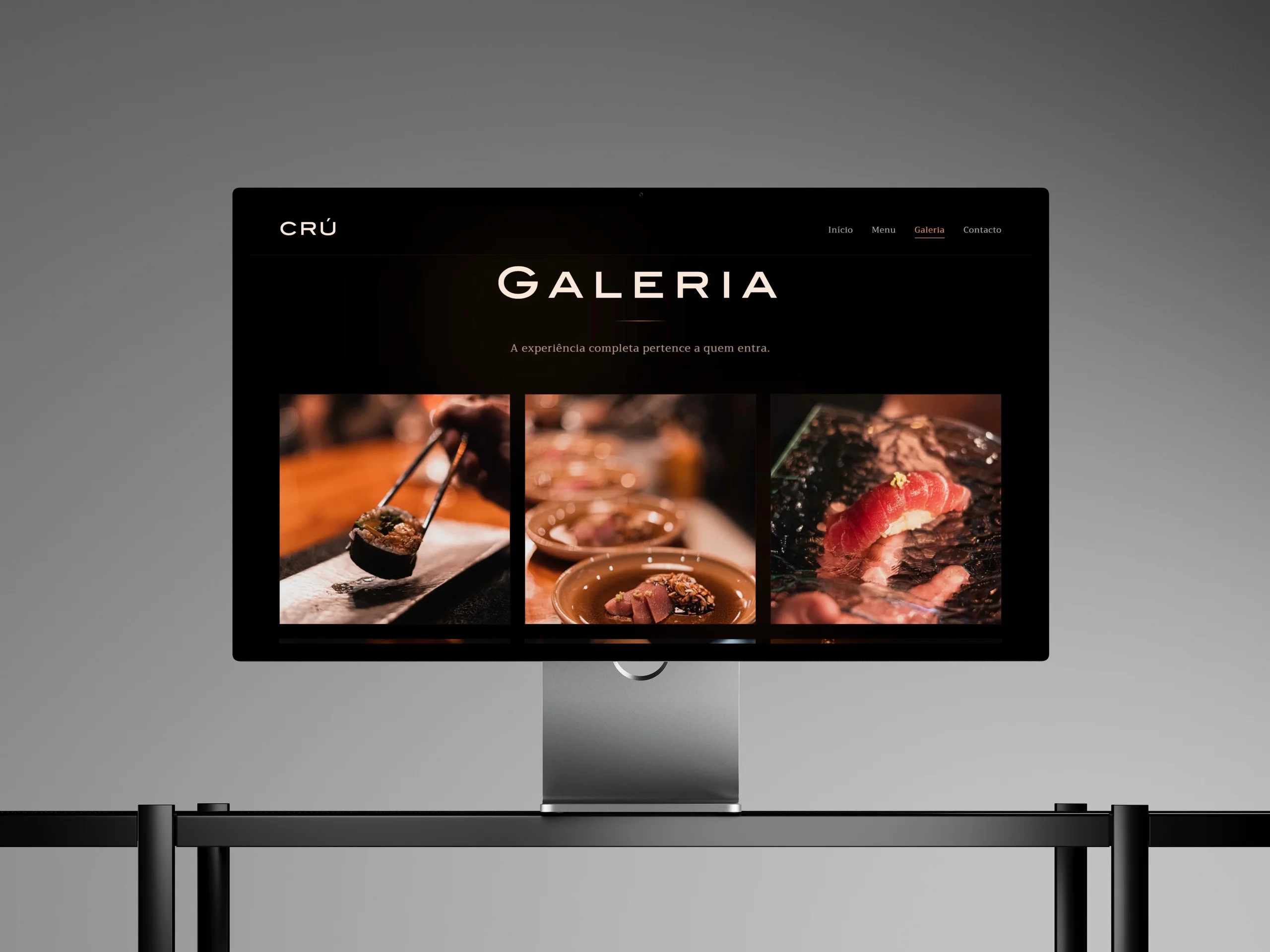 Página da galeria do site, com fotografia de pratos em detalhe.