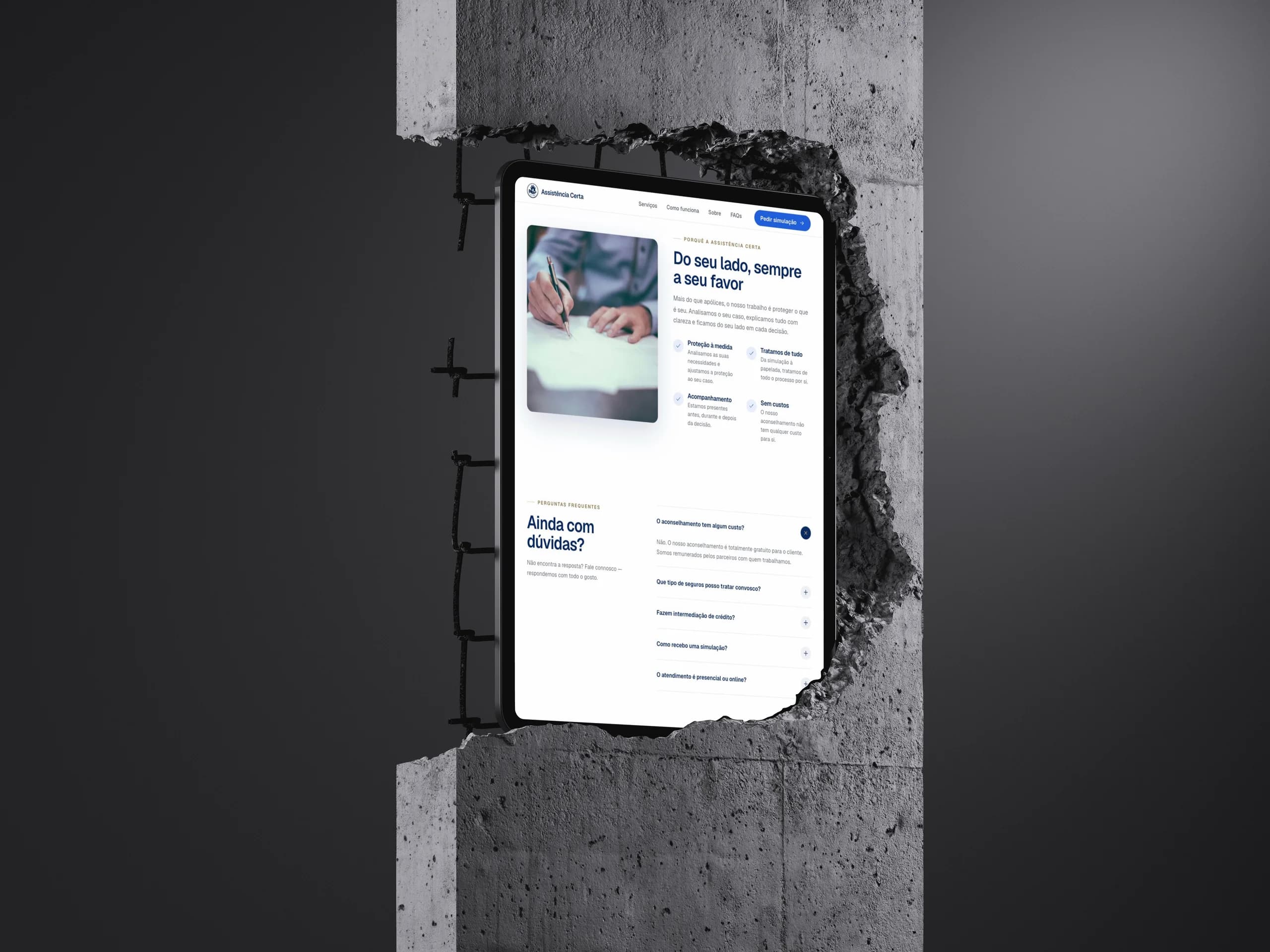 A secção "Do seu lado, sempre a seu favor" em tablet, com as garantias do serviço e as perguntas frequentes.