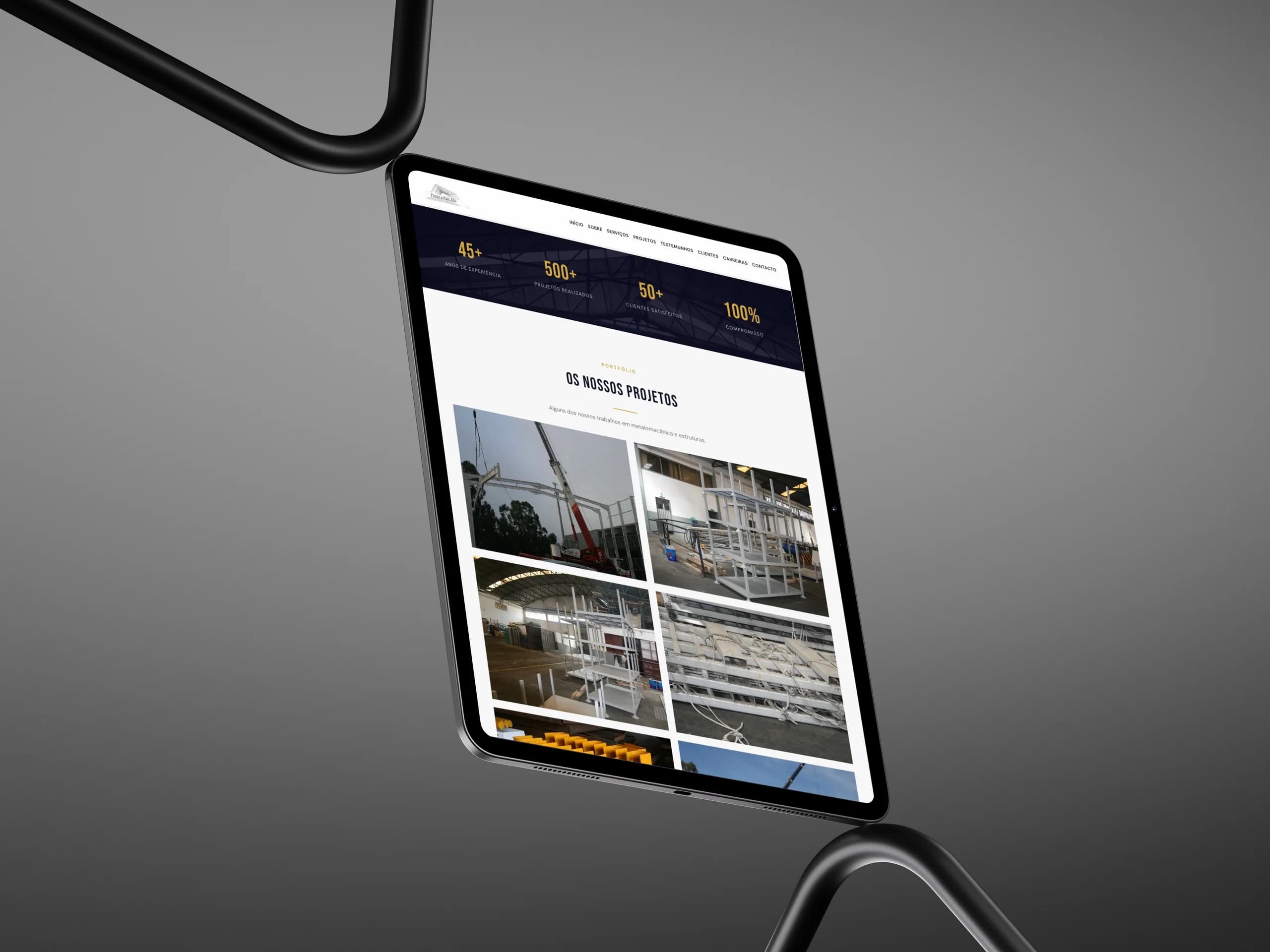 A secção "Os Nossos Projetos" em tablet, com os números "45+ Anos de Experiência", "500+ Projetos Realizados" e uma grelha de fotografias de obra.