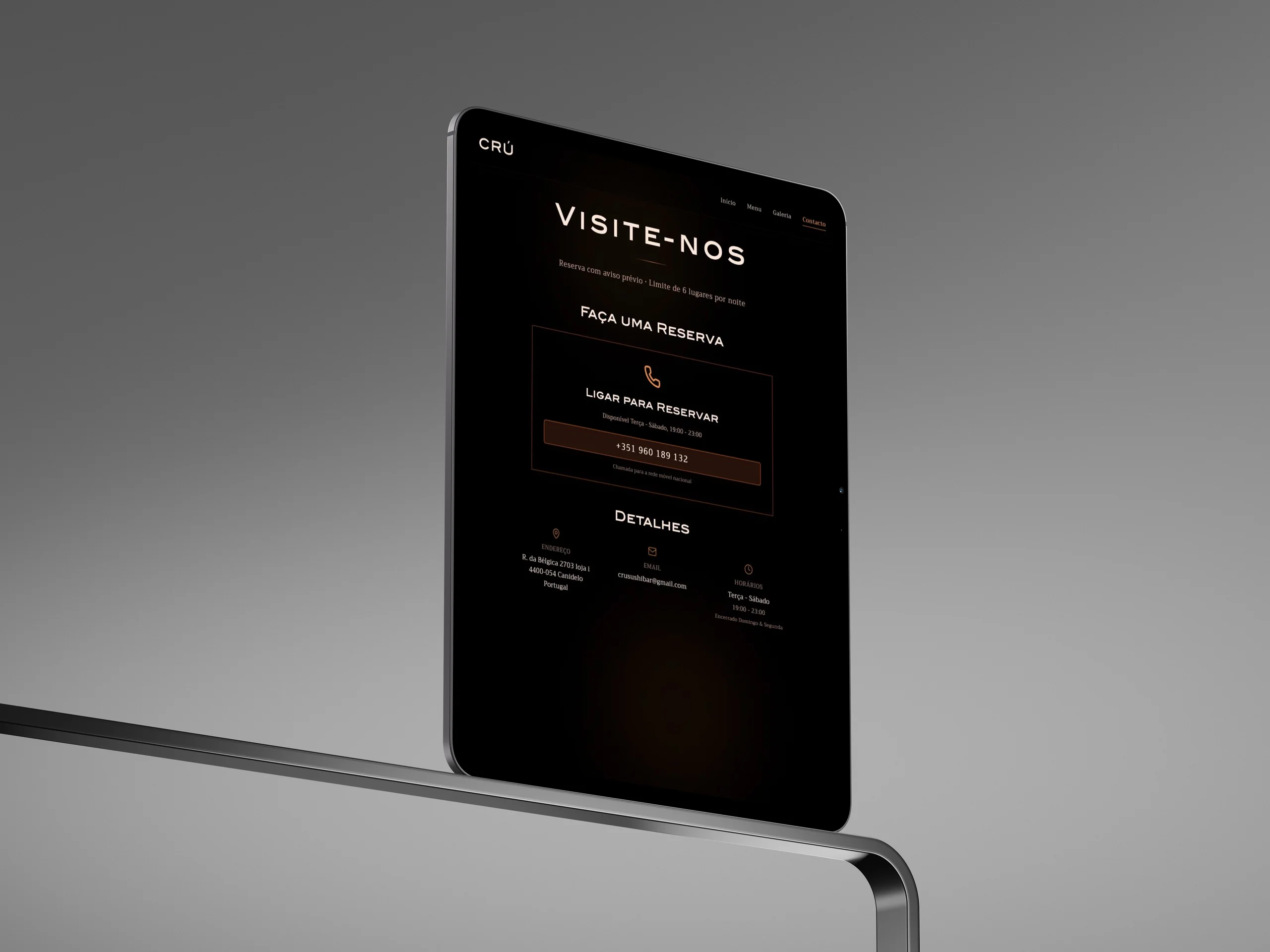 A página "Visite-nos" em tablet, com o contacto direto para reservas.