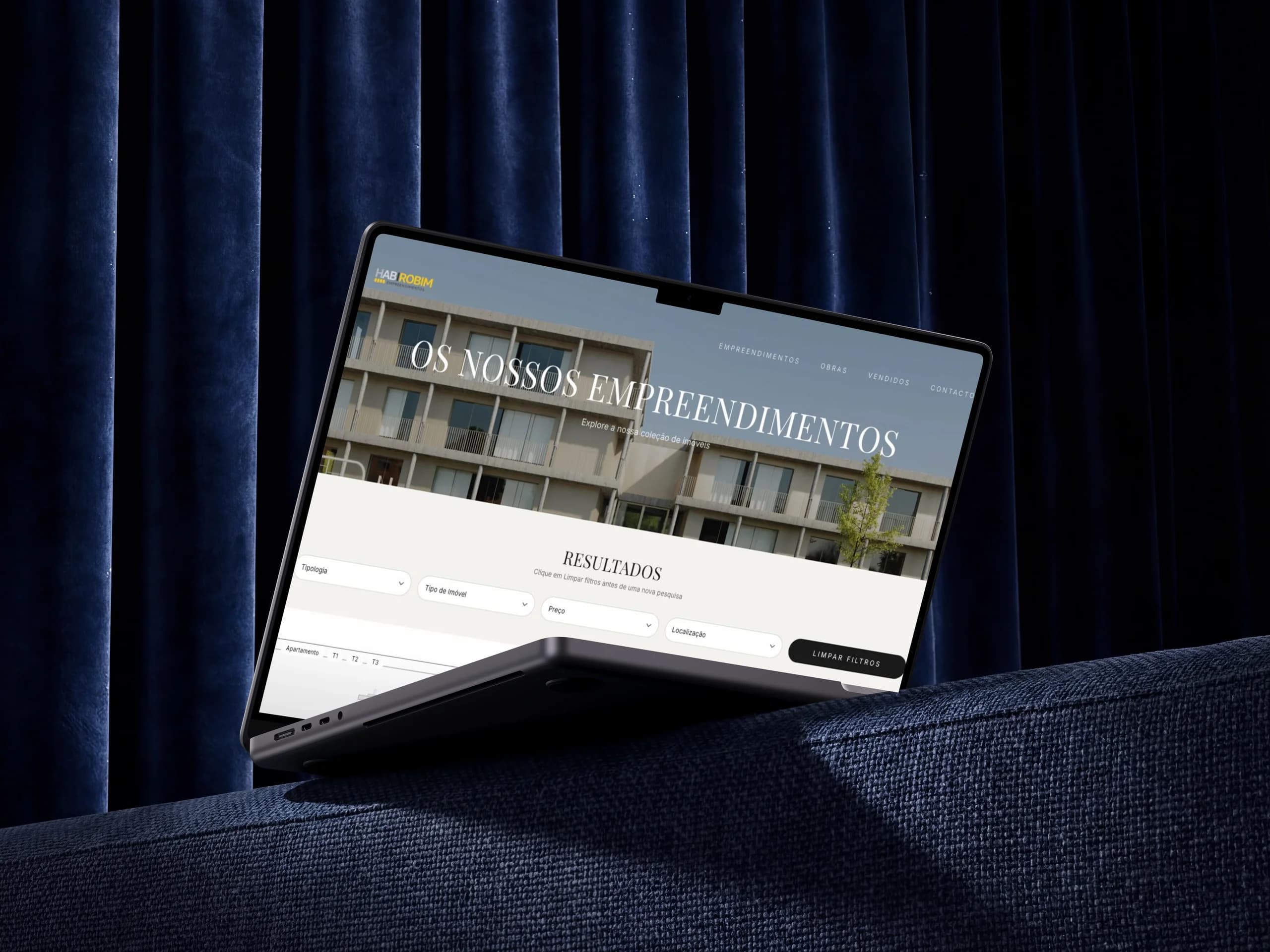 A página de empreendimentos em tablet, com filtros de pesquisa por tipologia e preço.