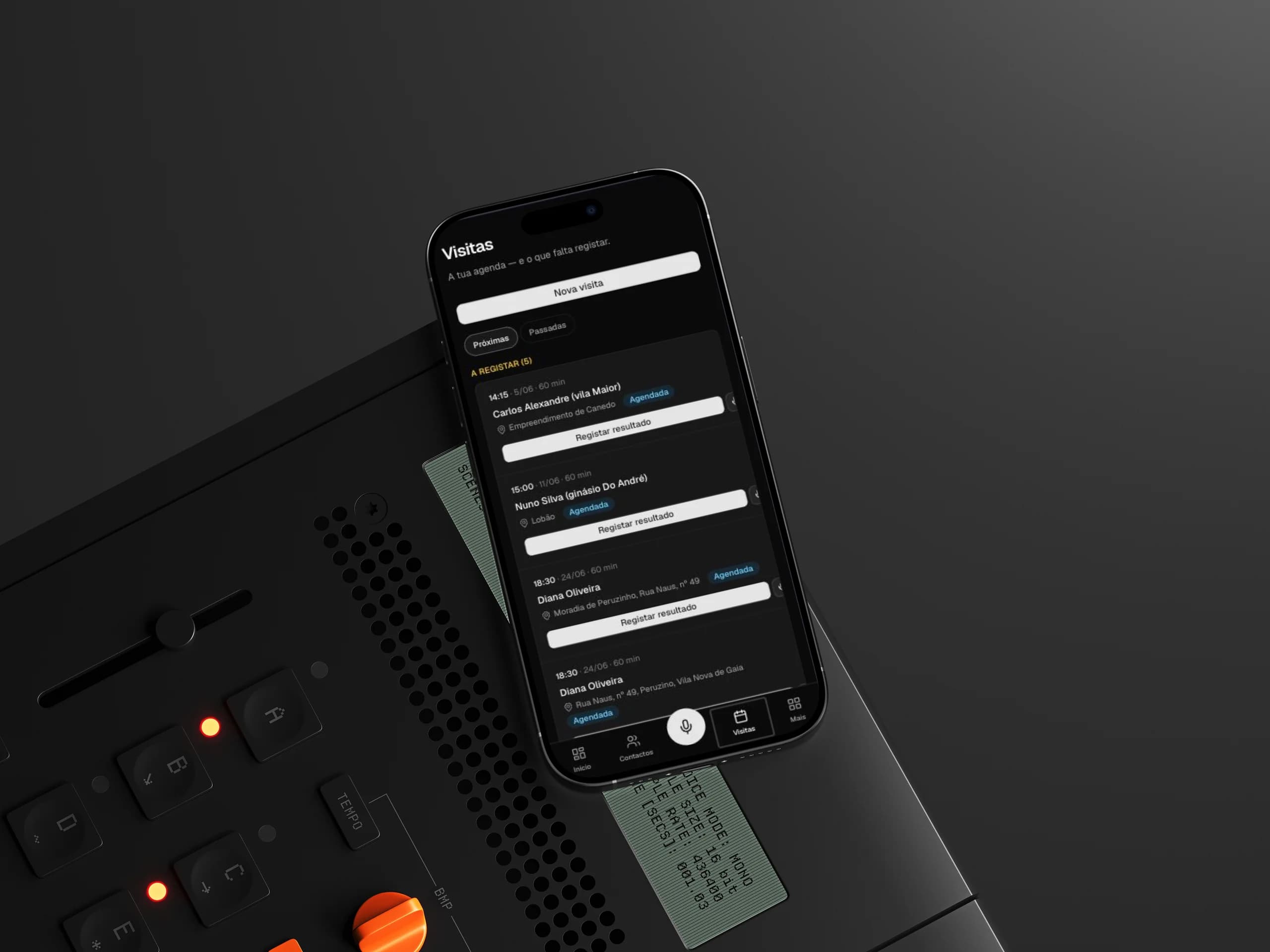 O ecrã "Visitas" em telemóvel ("A tua agenda, e o que falta registar.") com os separadores Próximas/Passadas, a lista "A registar" e o microfone central na barra inferior.